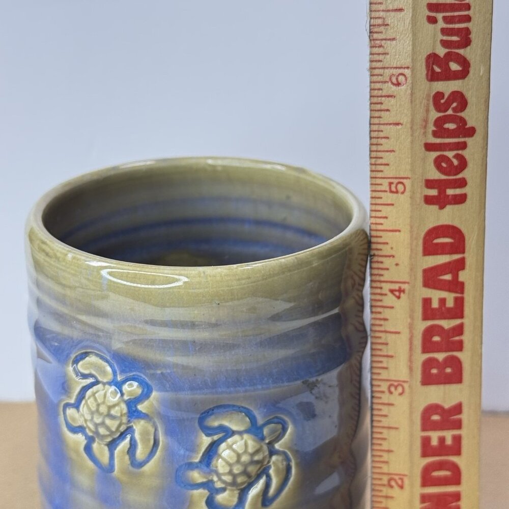 Hawaii Mug Turtles Embossed 3D Blue Khaki Ben Diller Pottery Signed 2001 - Picture 8 of 9